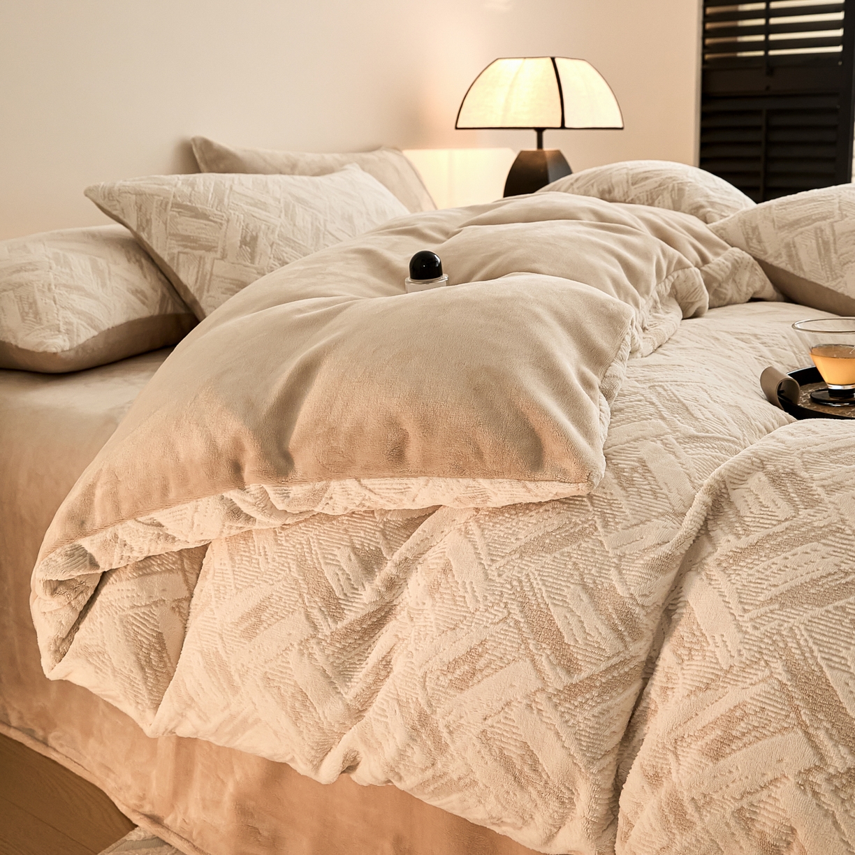 91家纺网 家纺一手货源 找家纺 言一 2025新款A类全消光超柔260G保暖加厚立体雕花牛奶绒四件套 霜语-卡其