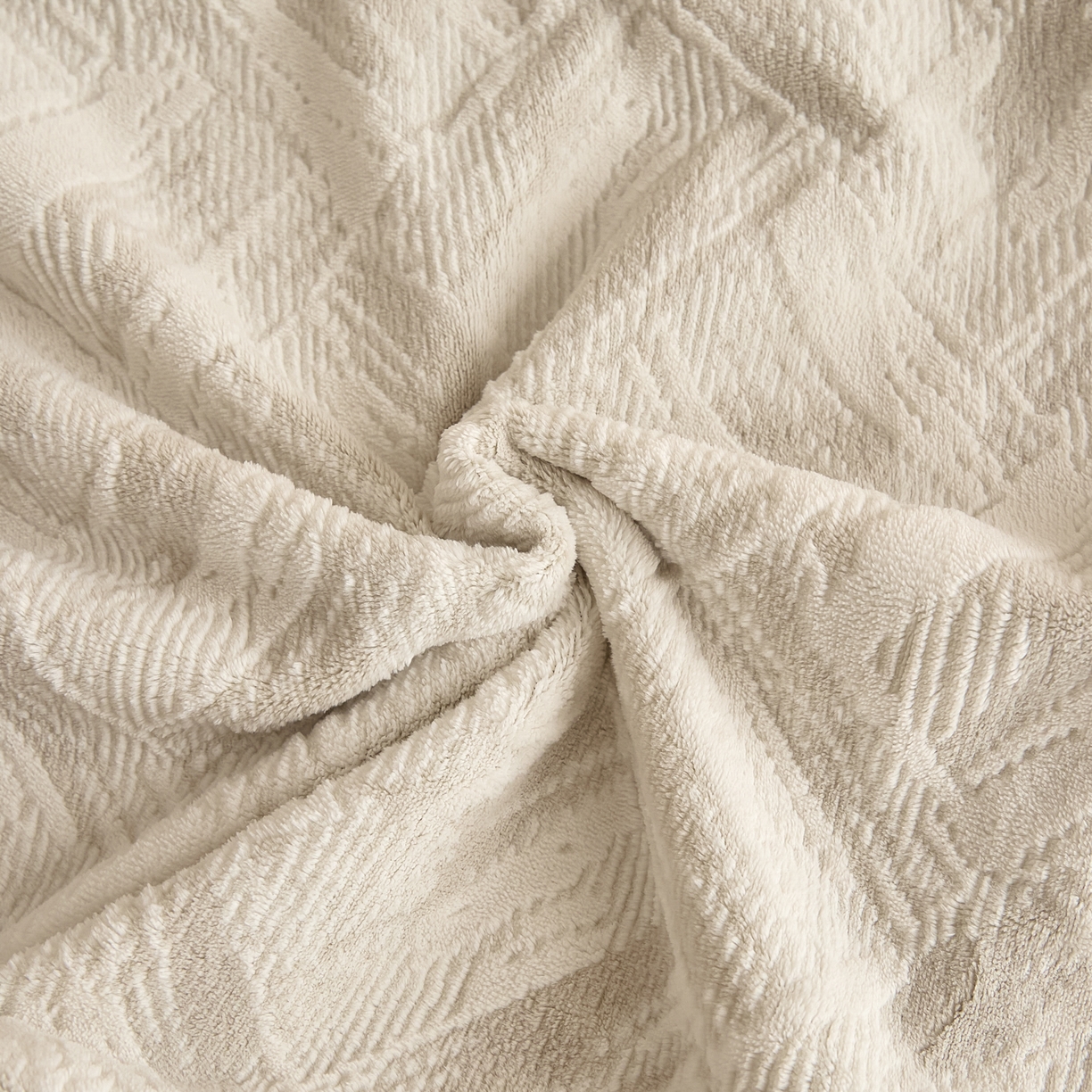 91家纺网 家纺一手货源 找家纺 言一 2025新款A类全消光超柔260G保暖加厚立体雕花牛奶绒四件套 霜语-卡其