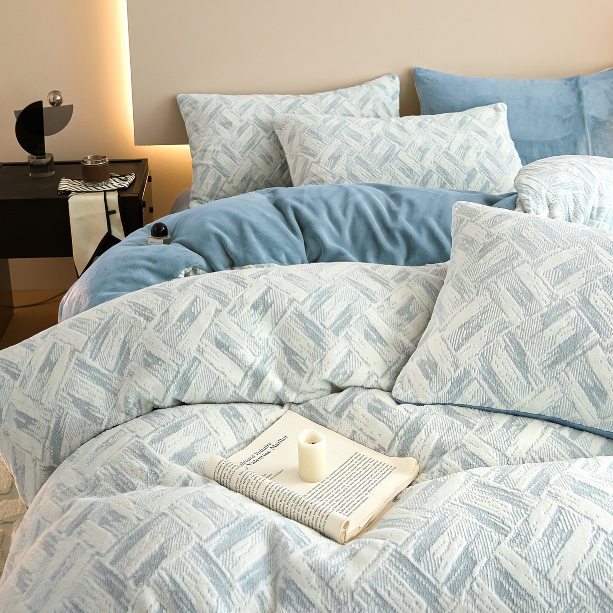 91家纺网 家纺一手货源 找家纺 言一 2025新款A类全消光超柔260G保暖加厚立体雕花牛奶绒四件套 霜语-蓝