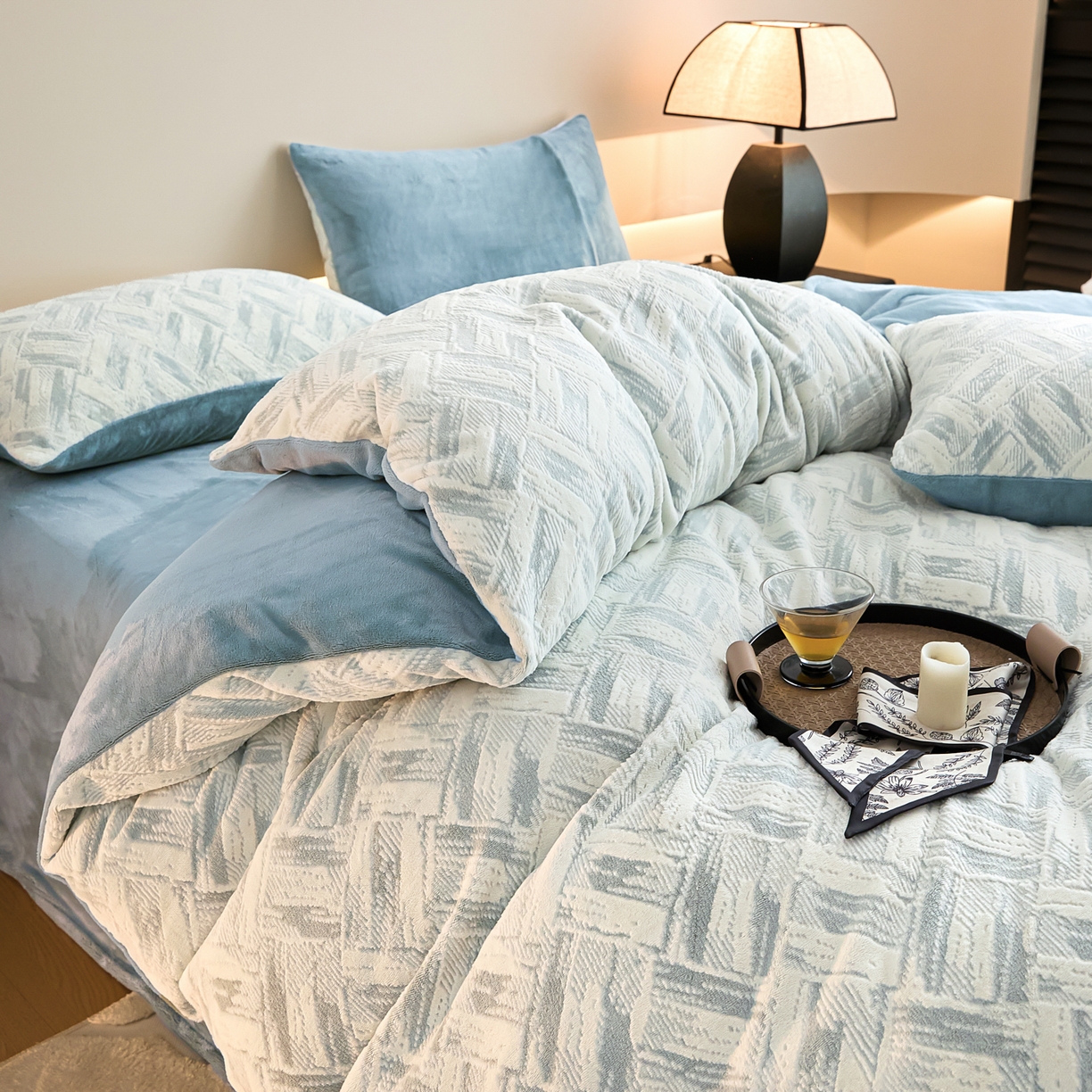 91家纺网 家纺一手货源 找家纺 言一 2025新款A类全消光超柔260G保暖加厚立体雕花牛奶绒四件套 霜语-蓝