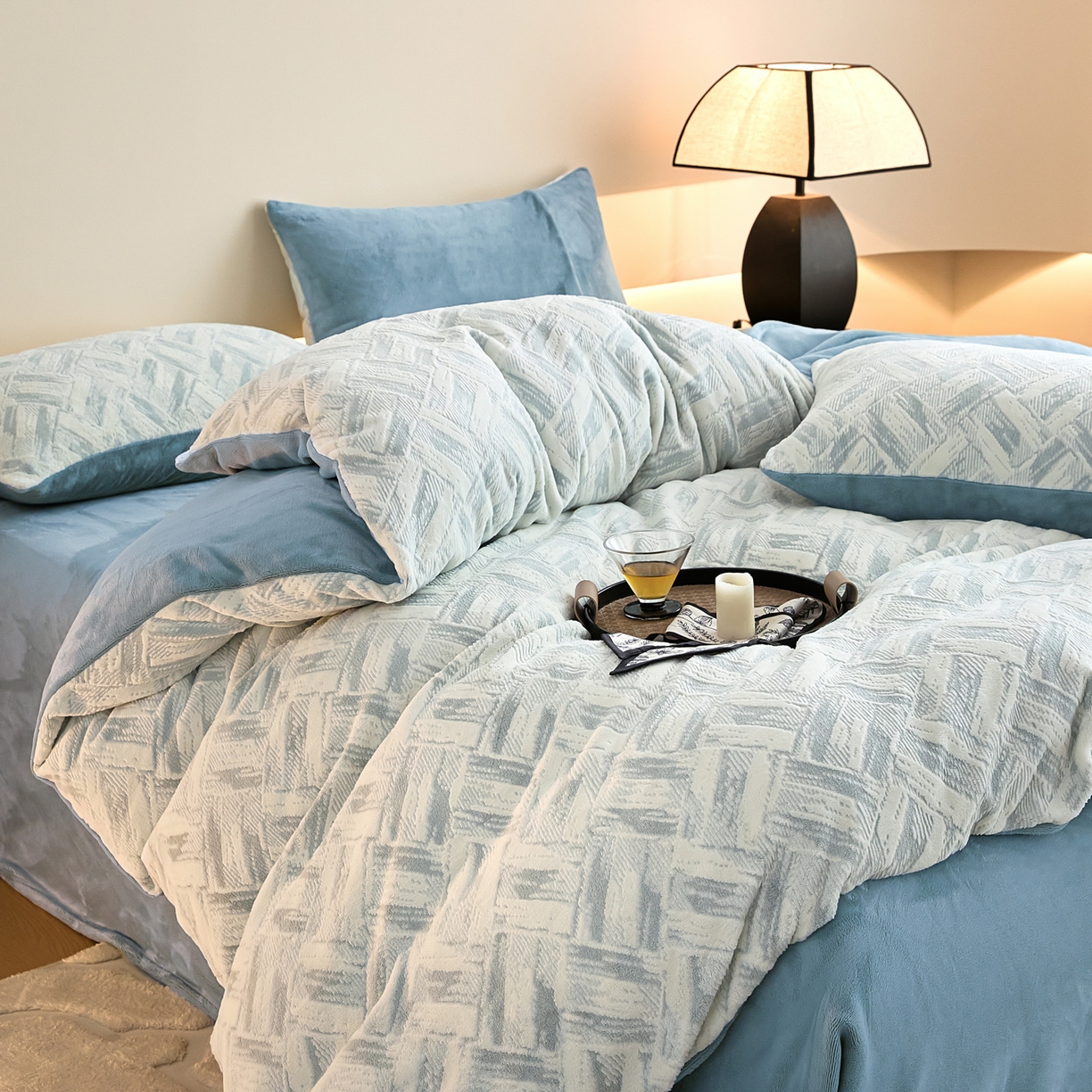 91家纺网 家纺一手货源 找家纺 言一 2025新款A类全消光超柔260G保暖加厚立体雕花牛奶绒四件套 霜语-蓝