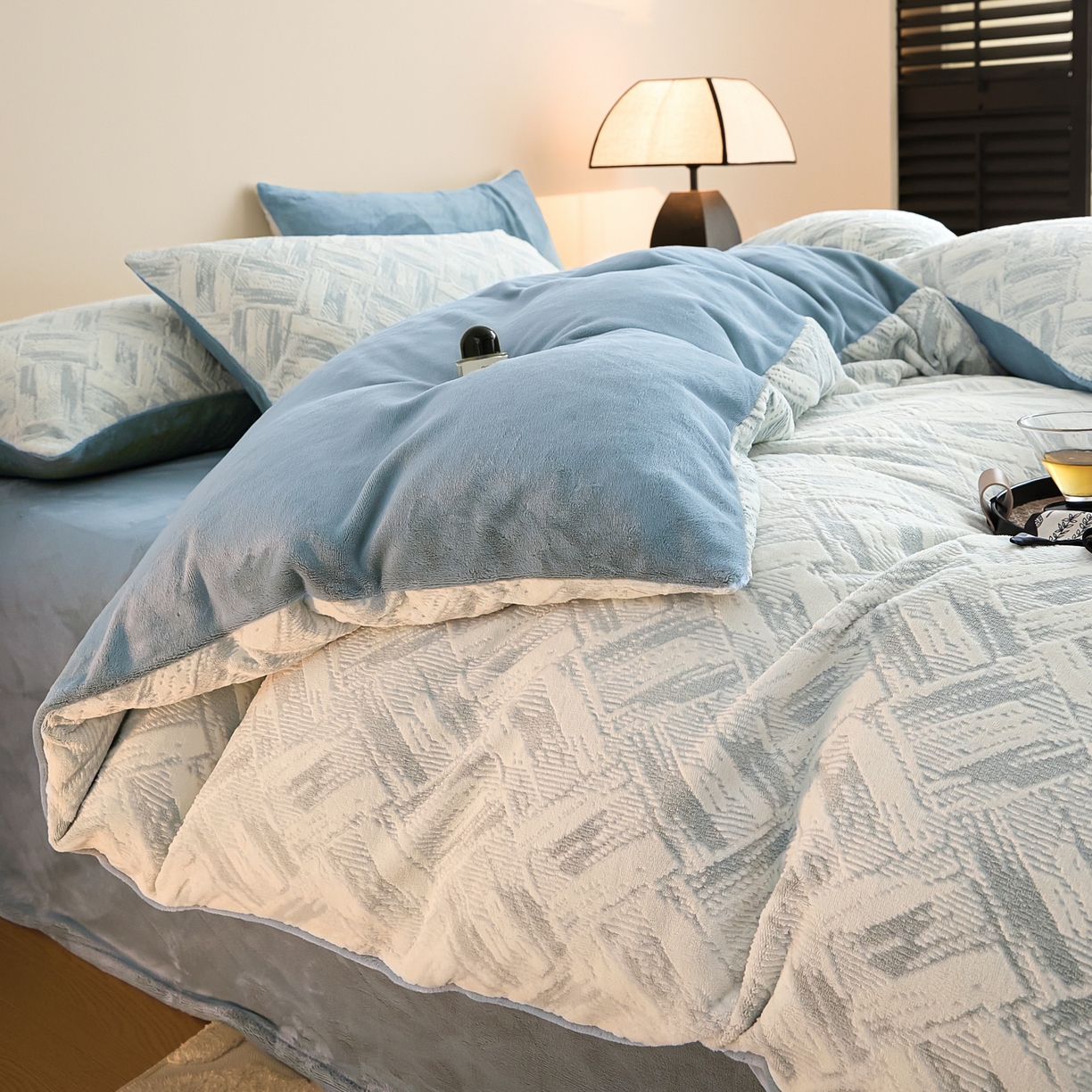 91家纺网 家纺一手货源 找家纺 言一 2025新款A类全消光超柔260G保暖加厚立体雕花牛奶绒四件套 霜语-蓝