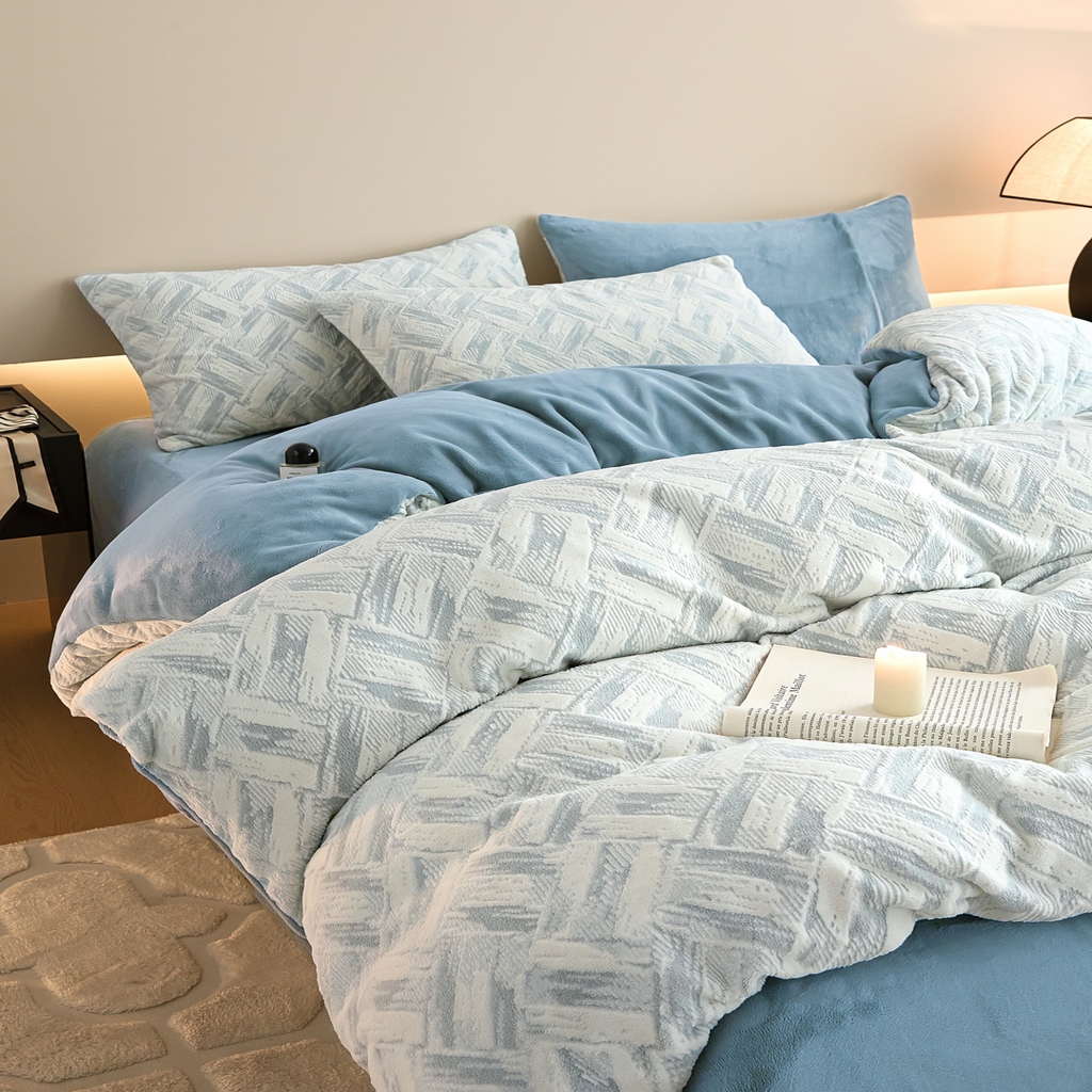 91家纺网 家纺一手货源 找家纺 言一 2025新款A类全消光超柔260G保暖加厚立体雕花牛奶绒四件套 霜语-蓝