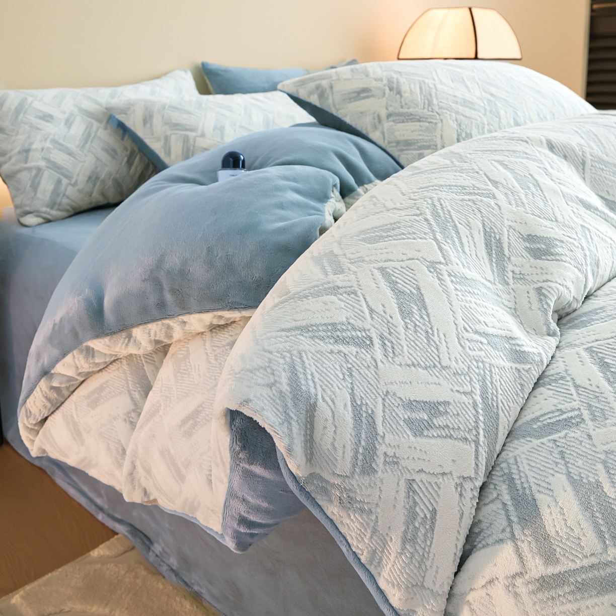 91家纺网 家纺一手货源 找家纺 言一 2025新款A类全消光超柔260G保暖加厚立体雕花牛奶绒四件套 霜语-蓝