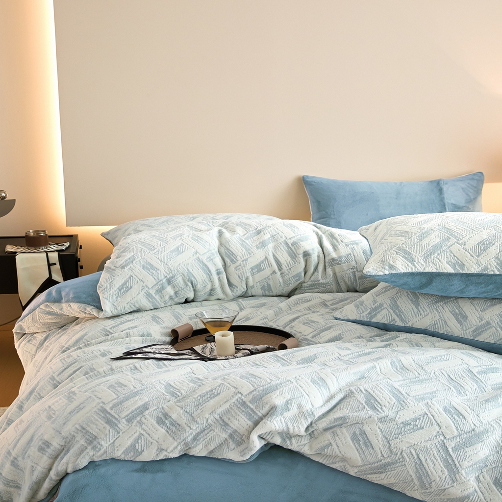 91家纺网 家纺一手货源 找家纺 言一 2025新款A类全消光超柔260G保暖加厚立体雕花牛奶绒四件套 霜语-蓝