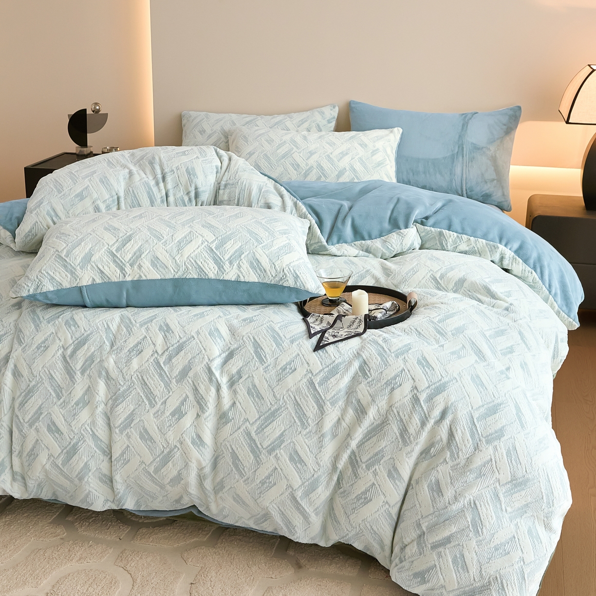 91家纺网 家纺一手货源 找家纺 言一 2025新款A类全消光超柔260G保暖加厚立体雕花牛奶绒四件套 霜语-蓝