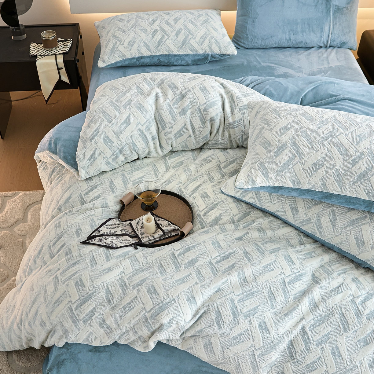 91家纺网 家纺一手货源 找家纺 言一 2025新款A类全消光超柔260G保暖加厚立体雕花牛奶绒四件套 霜语-蓝