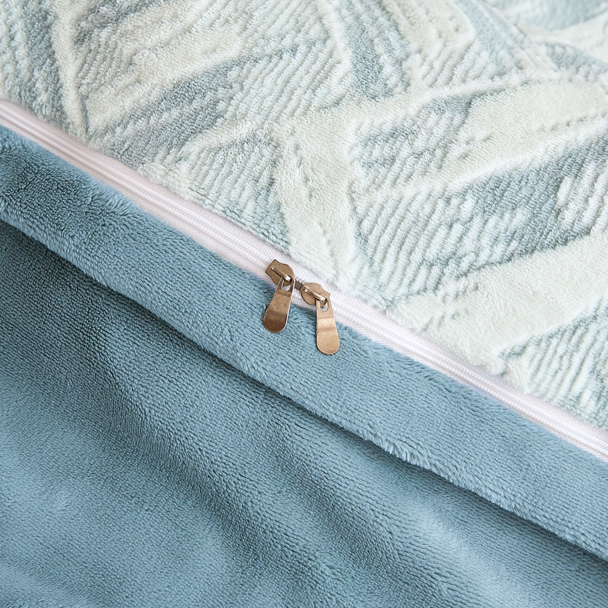 91家纺网 家纺一手货源 找家纺 言一 2025新款A类全消光超柔260G保暖加厚立体雕花牛奶绒四件套 霜语-蓝