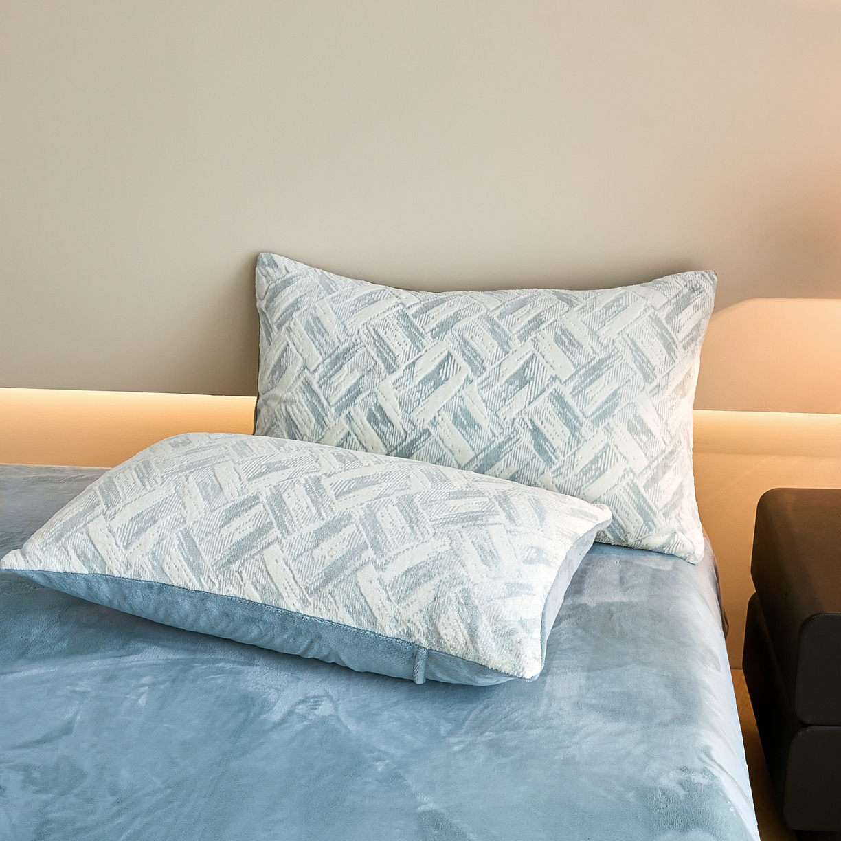 91家纺网 家纺一手货源 找家纺 言一 2025新款A类全消光超柔260G保暖加厚立体雕花牛奶绒四件套 霜语-蓝