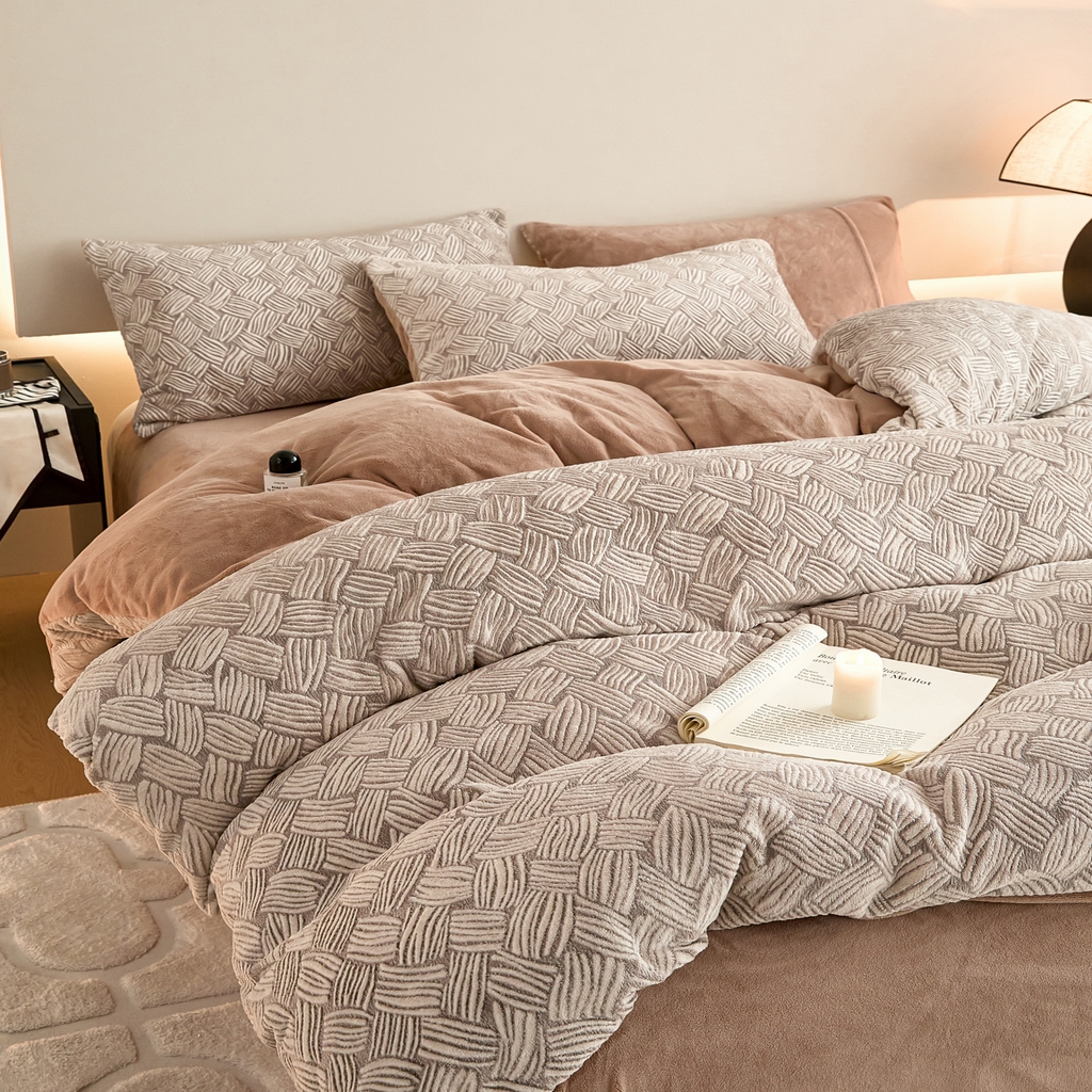 91家纺网 家纺一手货源 找家纺 言一 2025新款A类全消光超柔260G保暖加厚立体雕花牛奶绒四件套 雾迷-咖