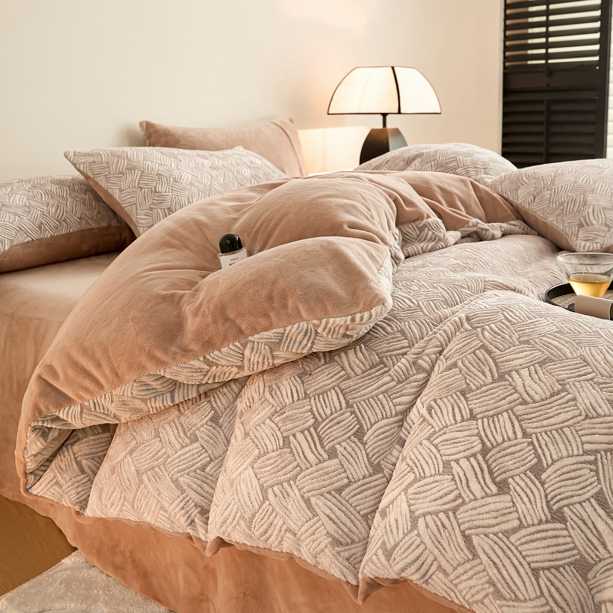 91家纺网 家纺一手货源 找家纺 言一 2025新款A类全消光超柔260G保暖加厚立体雕花牛奶绒四件套 雾迷-咖