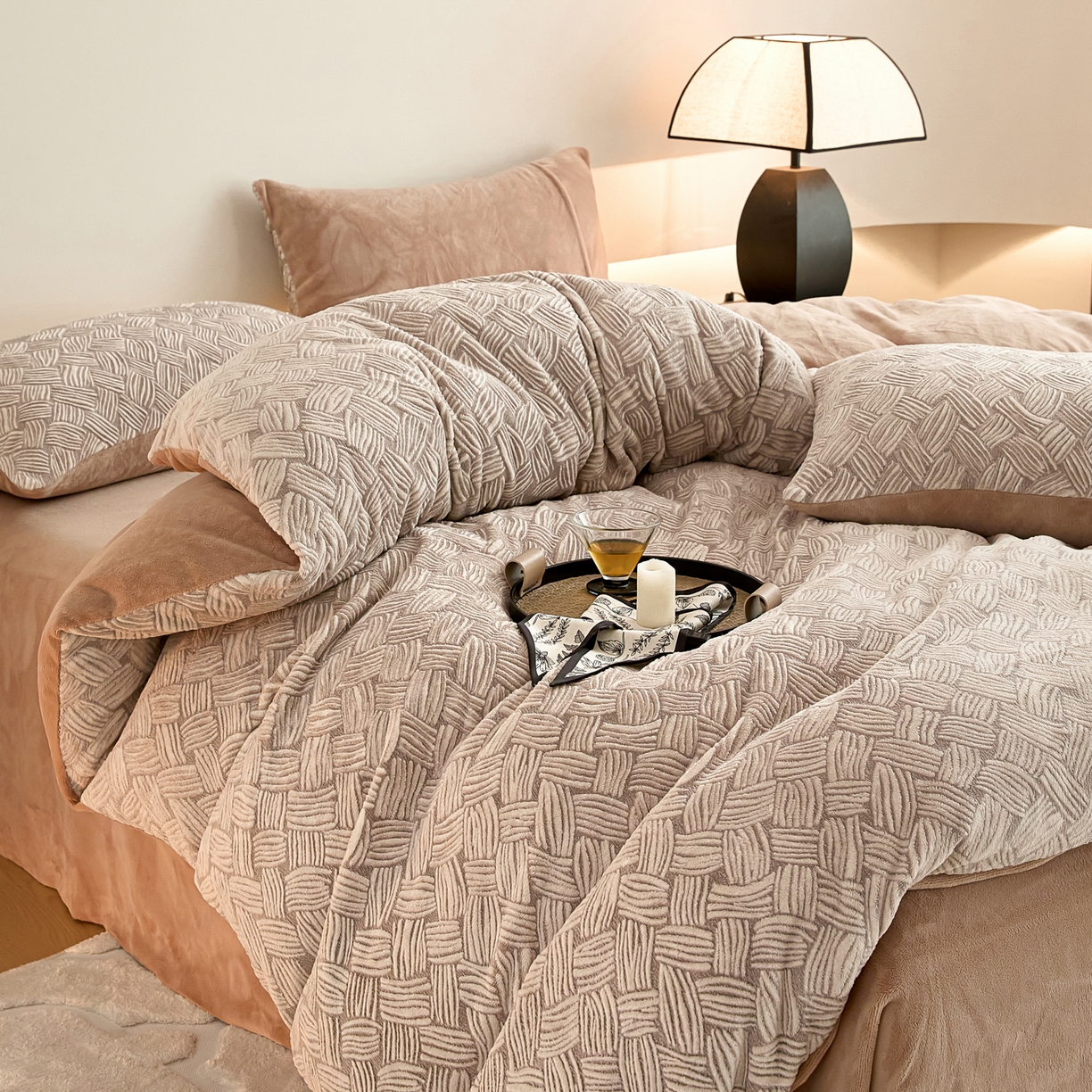 91家纺网 家纺一手货源 找家纺 言一 2025新款A类全消光超柔260G保暖加厚立体雕花牛奶绒四件套 雾迷-咖