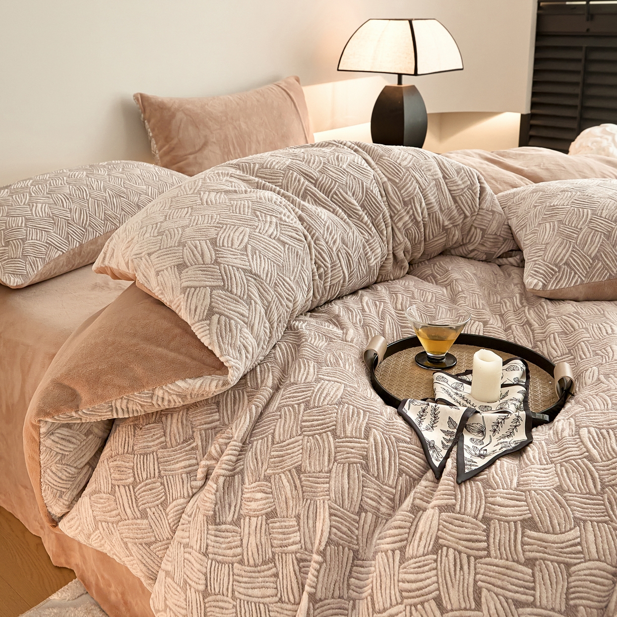 91家纺网 家纺一手货源 找家纺 言一 2025新款A类全消光超柔260G保暖加厚立体雕花牛奶绒四件套 雾迷-咖