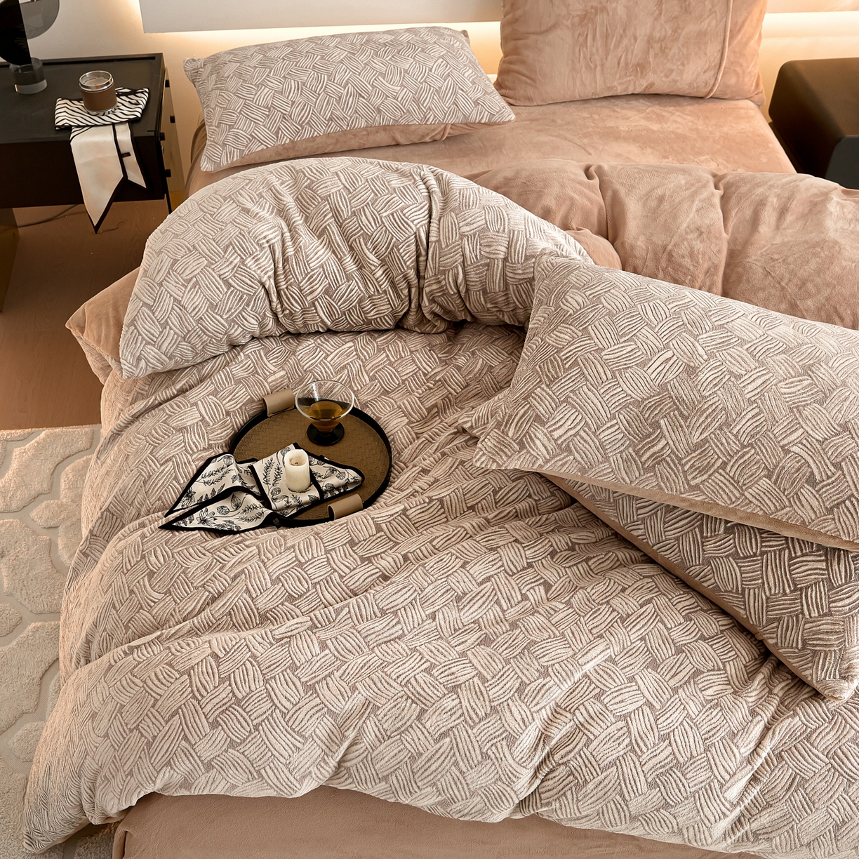 91家纺网 家纺一手货源 找家纺 言一 2025新款A类全消光超柔260G保暖加厚立体雕花牛奶绒四件套 雾迷-咖