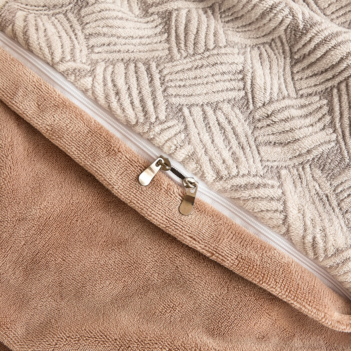 91家纺网 家纺一手货源 找家纺 言一 2025新款A类全消光超柔260G保暖加厚立体雕花牛奶绒四件套 雾迷-咖