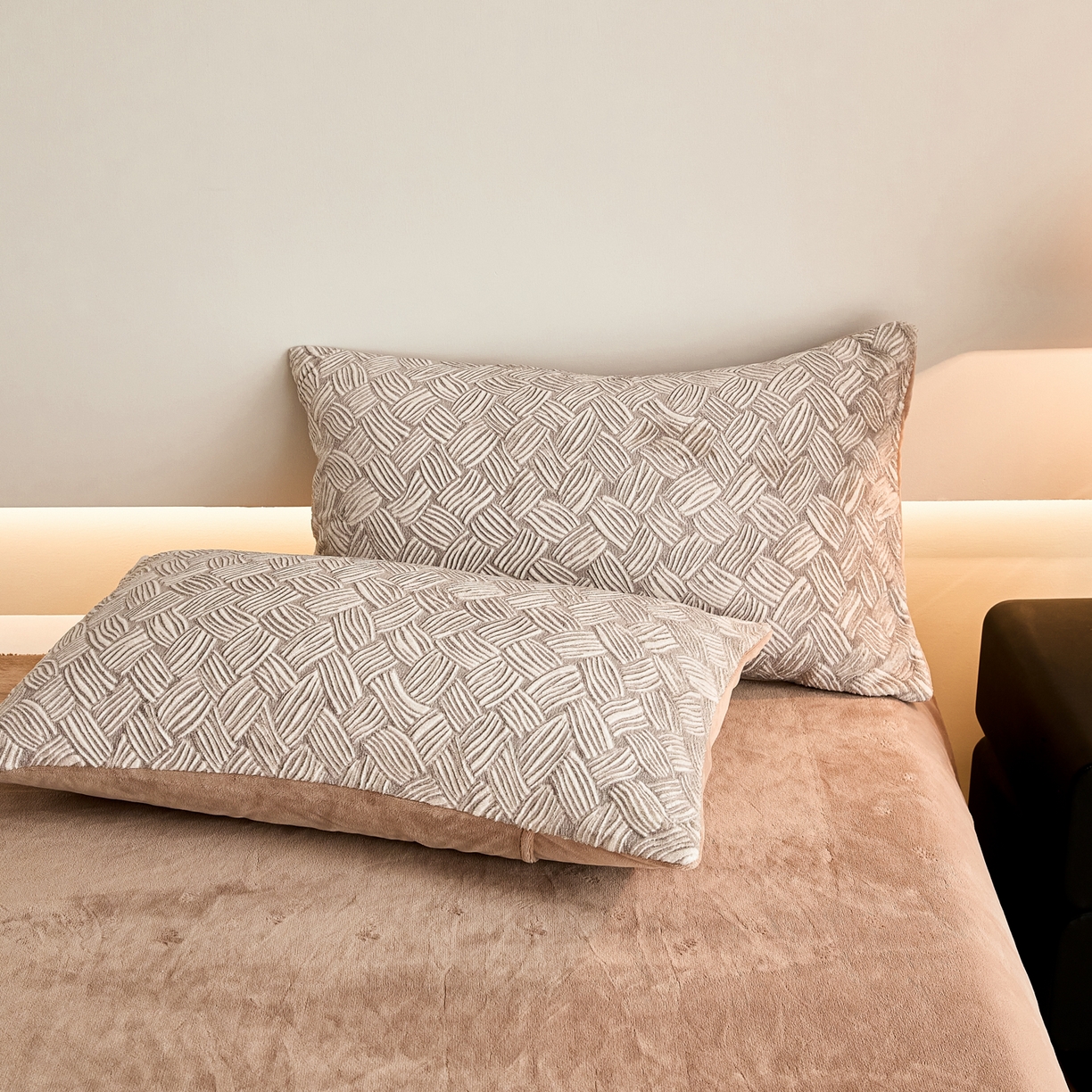 91家纺网 家纺一手货源 找家纺 言一 2025新款A类全消光超柔260G保暖加厚立体雕花牛奶绒四件套 雾迷-咖