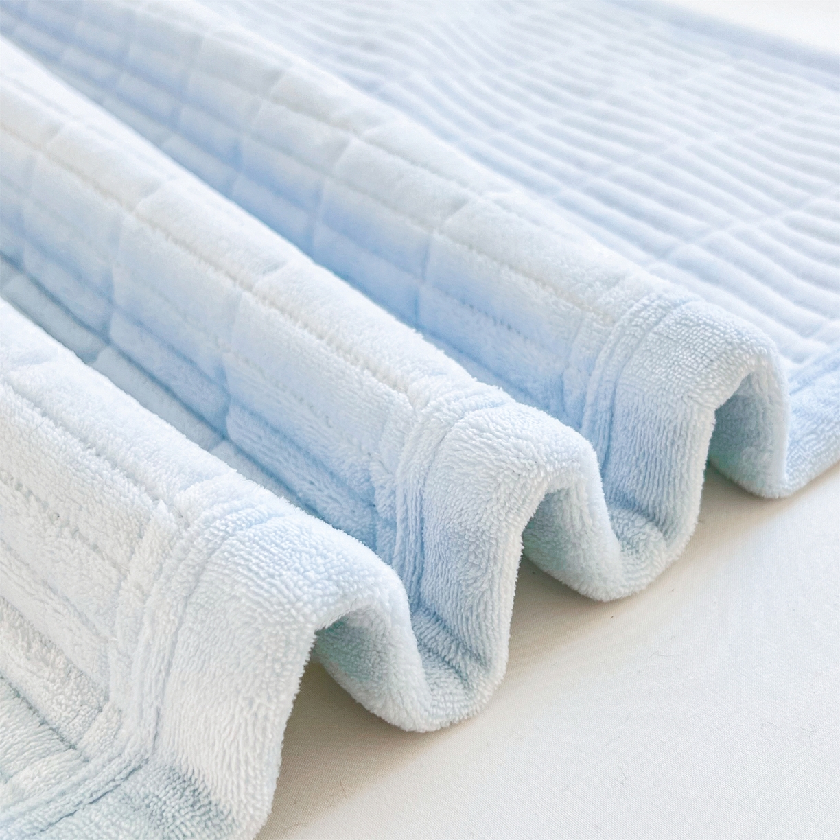 91家纺网 家纺一手货源 找家纺 曼町家居 2025新款秋冬加厚牛奶绒防滑单床盖系列 尤米-天空蓝