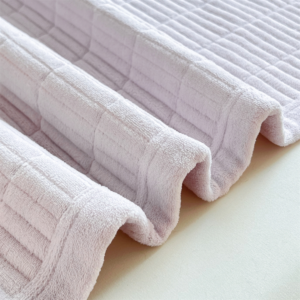 91家纺网 家纺一手货源 找家纺 曼町家居 2025新款秋冬加厚牛奶绒防滑单床盖系列 尤米-梦幻紫