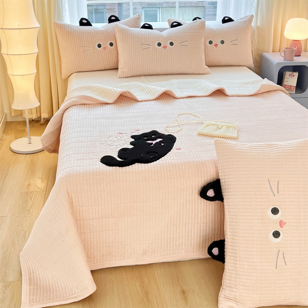 91家纺网 家纺一手货源 找家纺 曼町家居 2025新款秋冬加厚牛奶绒防滑单床盖系列 尤米-蜜桃粉