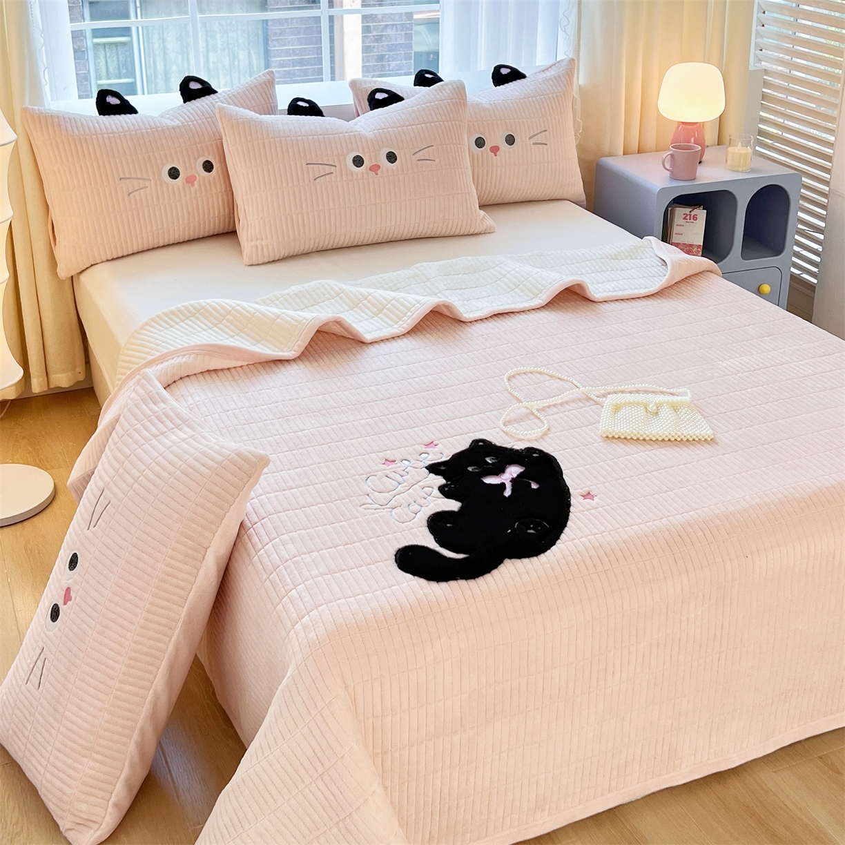 91家纺网 家纺一手货源 找家纺 曼町家居 2025新款秋冬加厚牛奶绒防滑单床盖系列 尤米-蜜桃粉