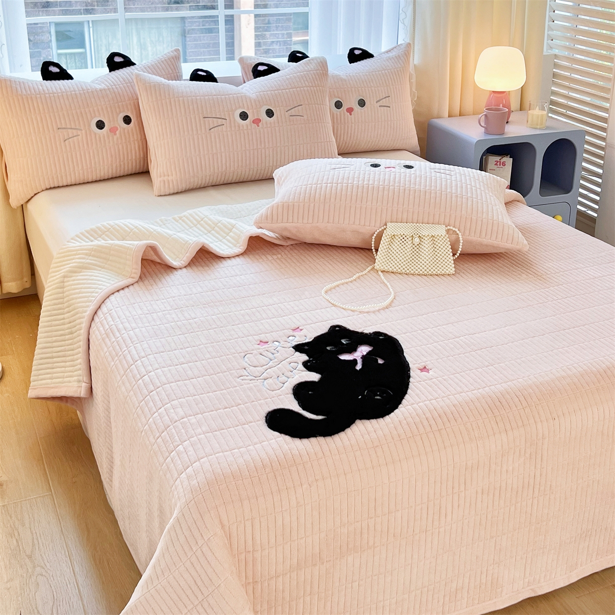 91家纺网 家纺一手货源 找家纺 曼町家居 2025新款秋冬加厚牛奶绒防滑单床盖系列 尤米-蜜桃粉