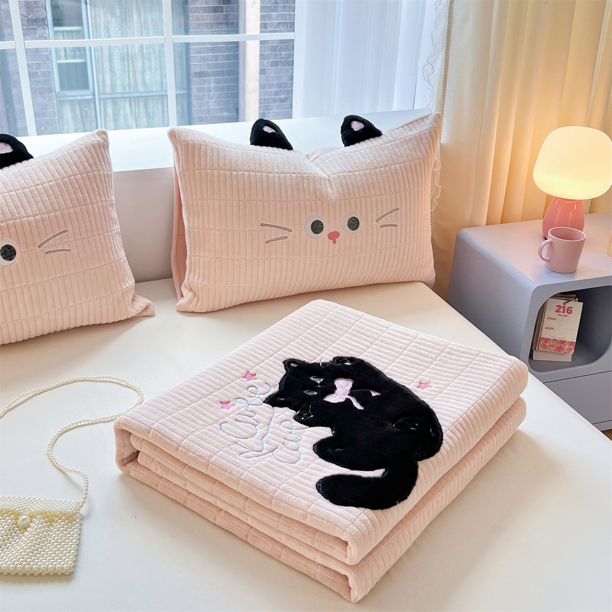 91家纺网 家纺一手货源 找家纺 曼町家居 2025新款秋冬加厚牛奶绒防滑单床盖系列 尤米-蜜桃粉