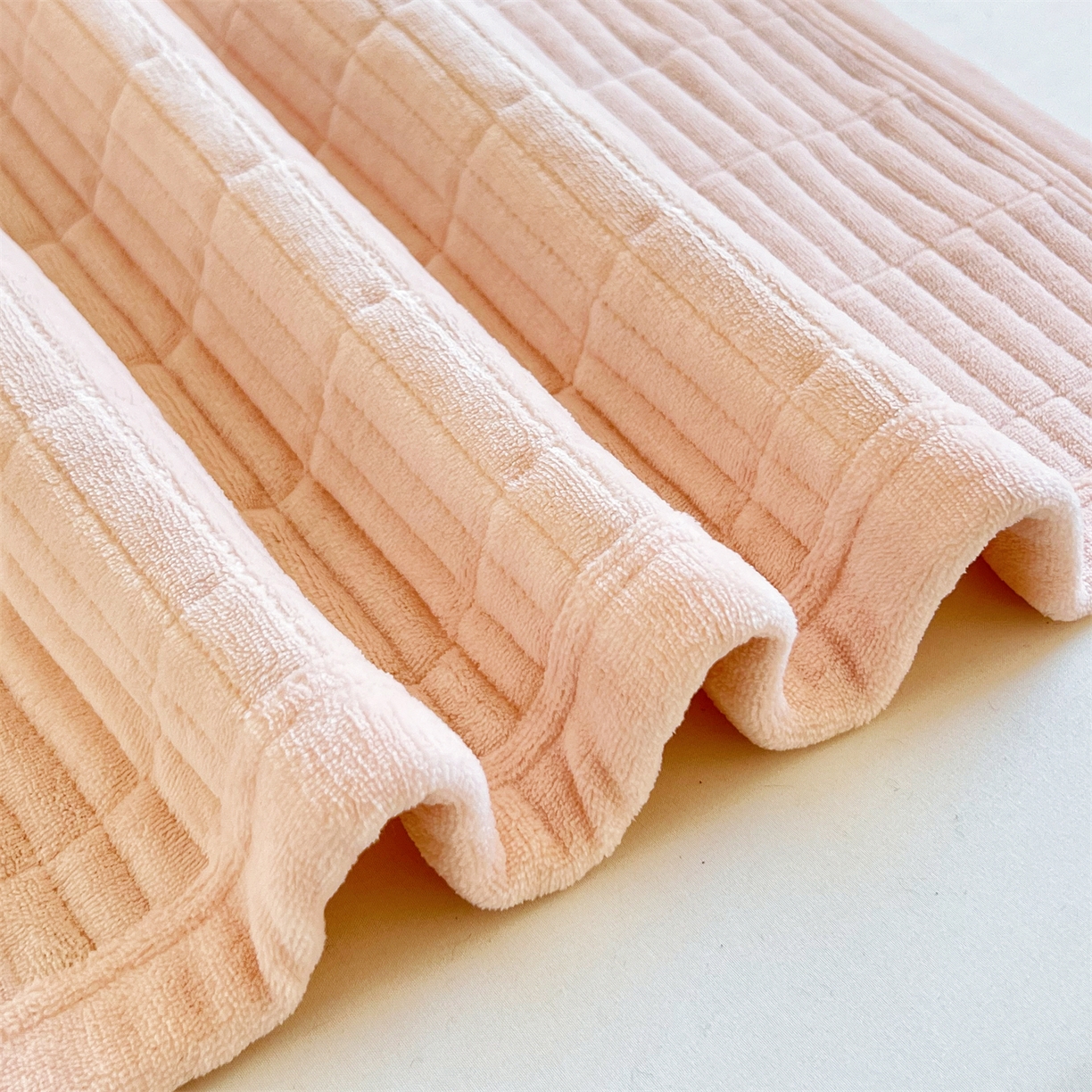 91家纺网 家纺一手货源 找家纺 曼町家居 2025新款秋冬加厚牛奶绒防滑单床盖系列 尤米-蜜桃粉