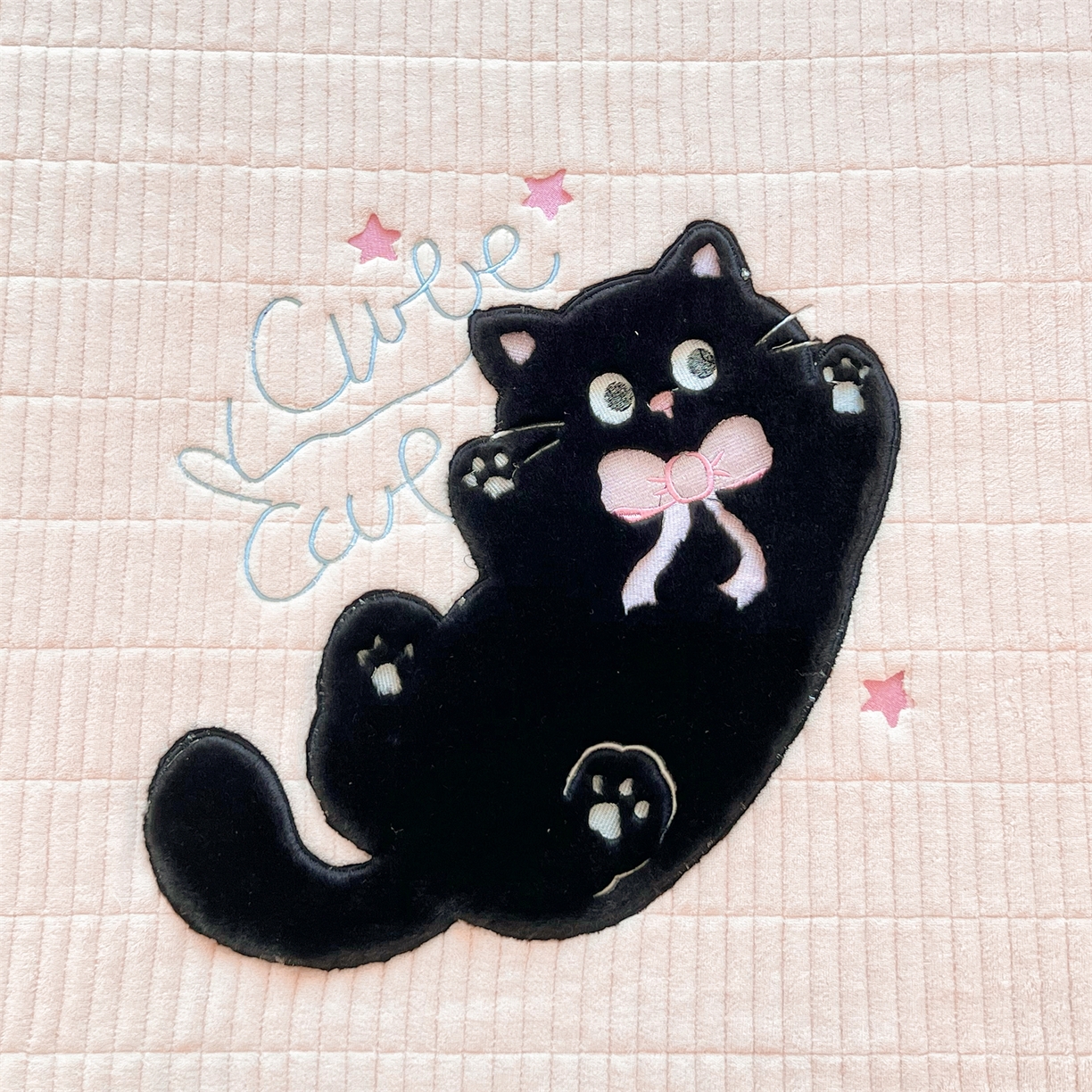 91家纺网 家纺一手货源 找家纺 曼町家居 2025新款秋冬加厚牛奶绒防滑单床盖系列 尤米-蜜桃粉