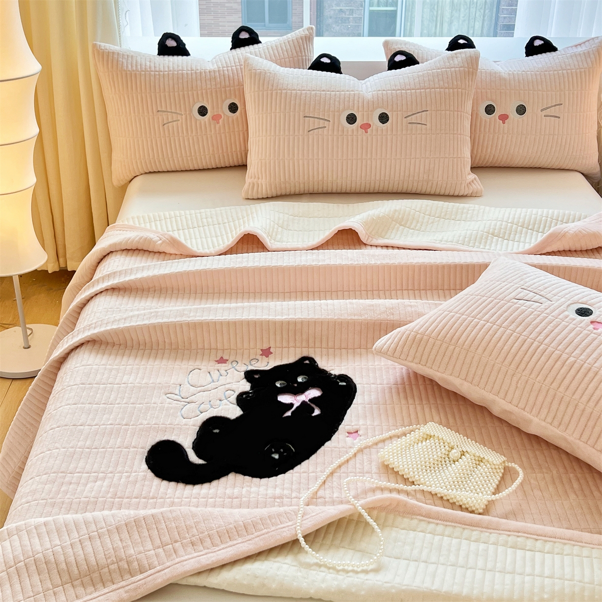 91家纺网 家纺一手货源 找家纺 曼町家居 2025新款秋冬加厚牛奶绒防滑单床盖系列 尤米-蜜桃粉