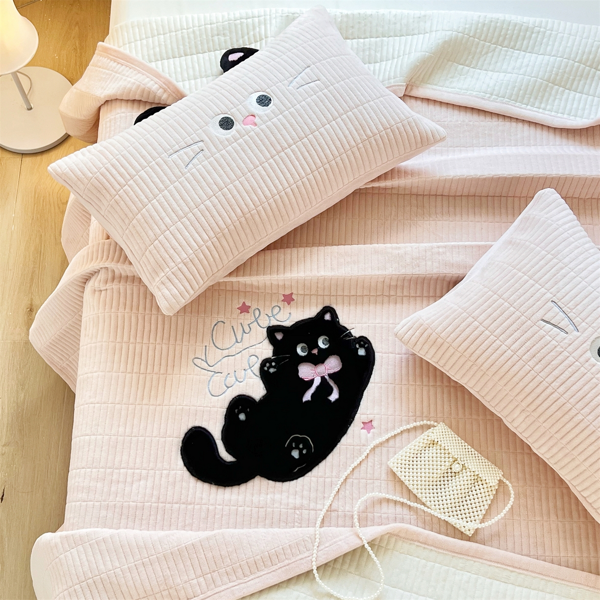 91家纺网 家纺一手货源 找家纺 曼町家居 2025新款秋冬加厚牛奶绒防滑单床盖系列 尤米-蜜桃粉