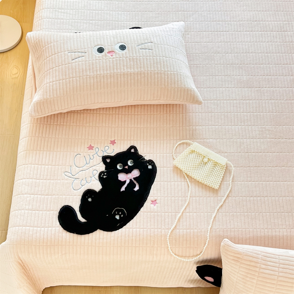 91家纺网 家纺一手货源 找家纺 曼町家居 2025新款秋冬加厚牛奶绒防滑单床盖系列 尤米-蜜桃粉