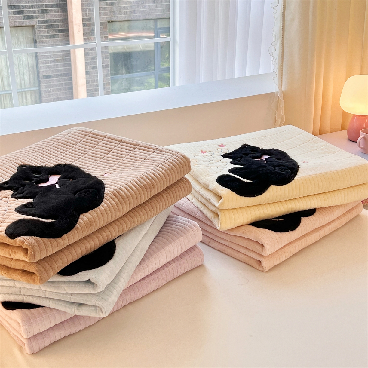 91家纺网 家纺一手货源 找家纺 曼町家居 2025新款秋冬加厚牛奶绒防滑单床盖系列 尤米-蜜桃粉