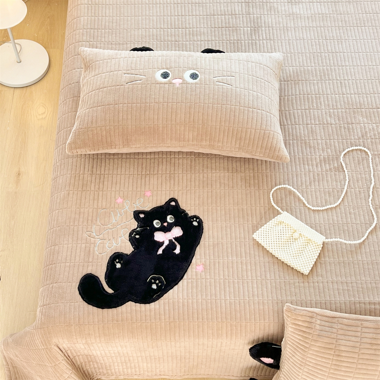 91家纺网 家纺一手货源 找家纺 曼町家居 2025新款秋冬加厚牛奶绒防滑单床盖系列 尤米-奶茶咖