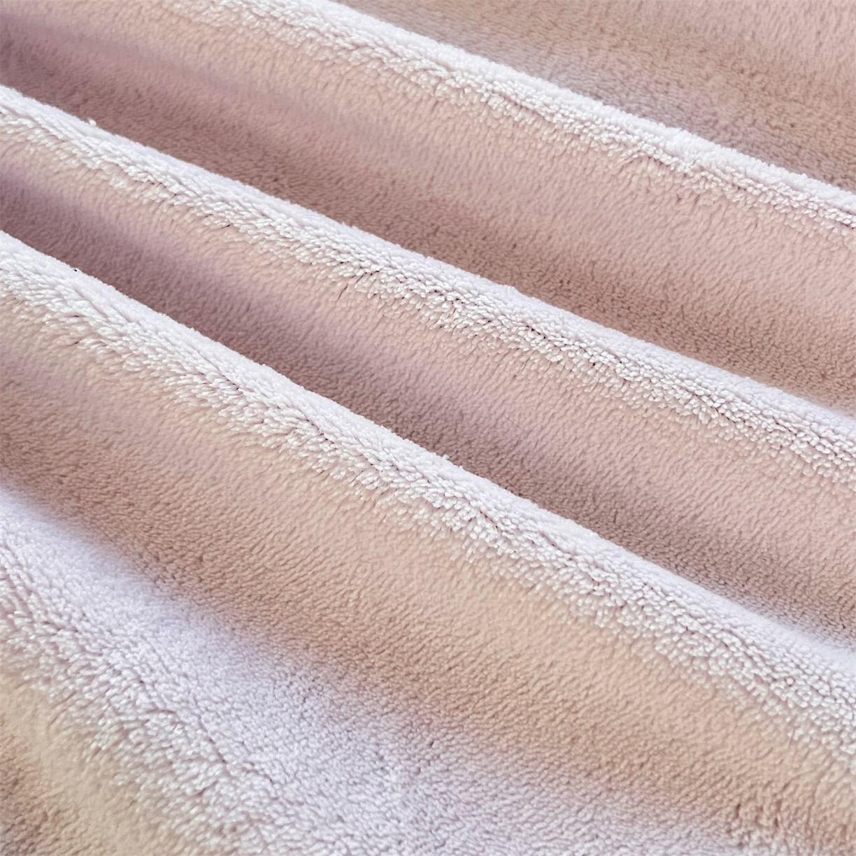 91家纺网 家纺一手货源 找家纺 曼町家居 2025新款秋冬加厚牛奶绒防滑单床笠系列 尤米-梦幻紫