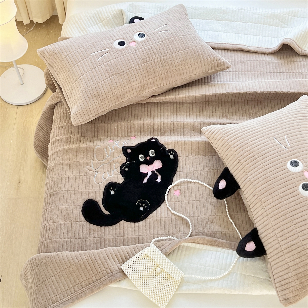 91家纺网 家纺一手货源 找家纺 曼町家居 2025新款秋冬加厚牛奶绒防滑单床盖系列 尤米-奶茶咖