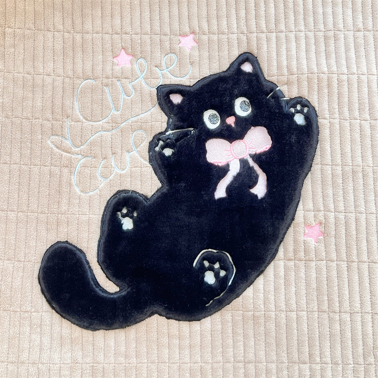 91家纺网 家纺一手货源 找家纺 曼町家居 2025新款秋冬加厚牛奶绒防滑单床盖系列 尤米-奶茶咖