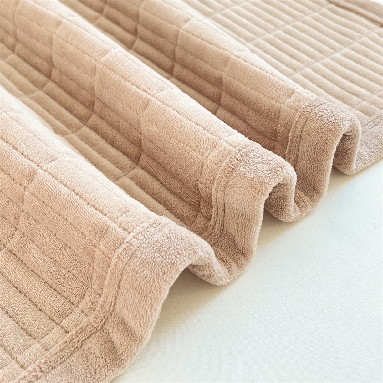 91家纺网 家纺一手货源 找家纺 曼町家居 2025新款秋冬加厚牛奶绒防滑单床盖系列 尤米-奶茶咖