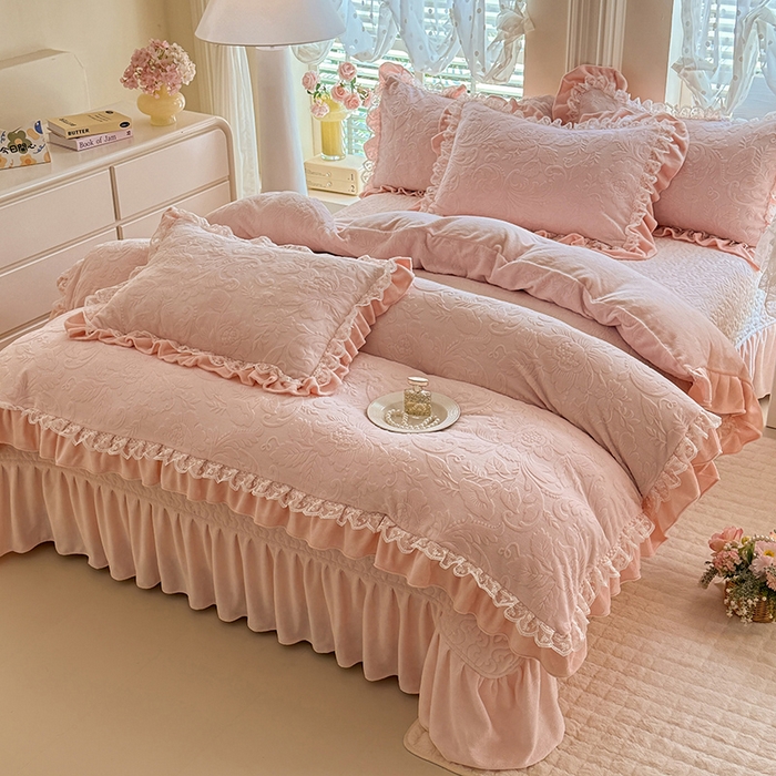 91家纺网 家纺一手货源 找家纺 绒棉世家 2025秋冬新款法式韩版花边款加厚牛奶绒双面宝宝绒四件套 秘密花园-粉