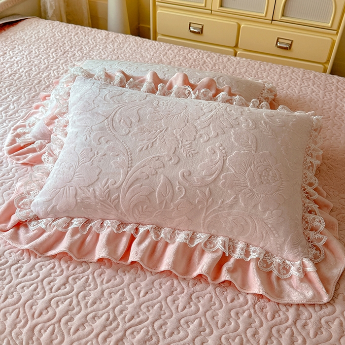 91家纺网 家纺一手货源 找家纺 绒棉世家 2025秋冬新款法式韩版花边款加厚牛奶绒双面宝宝绒四件套 秘密花园-粉