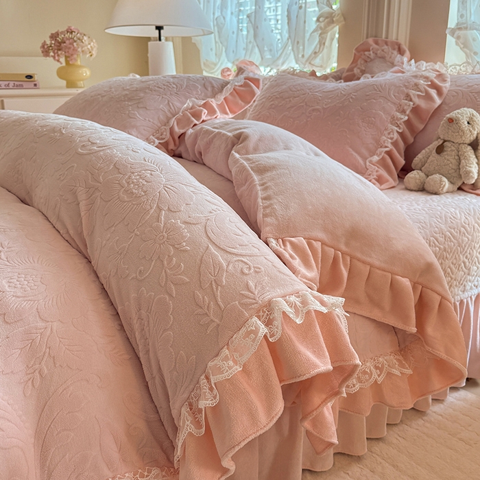 91家纺网 家纺一手货源 找家纺 绒棉世家 2025秋冬新款法式韩版花边款加厚牛奶绒双面宝宝绒四件套 秘密花园-粉