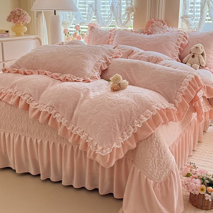 91家纺网 家纺一手货源 找家纺 绒棉世家 2025秋冬新款法式韩版花边款加厚牛奶绒双面宝宝绒四件套 秘密花园-粉