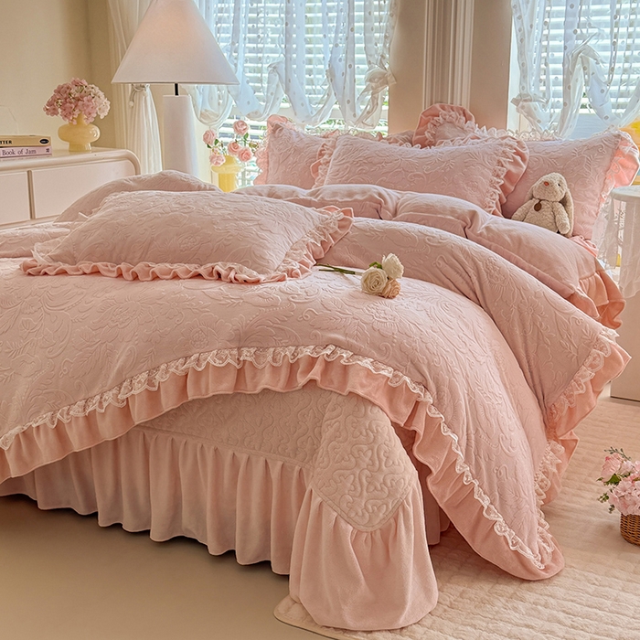 91家纺网 家纺一手货源 找家纺 绒棉世家 2025秋冬新款法式韩版花边款加厚牛奶绒双面宝宝绒四件套 秘密花园-粉