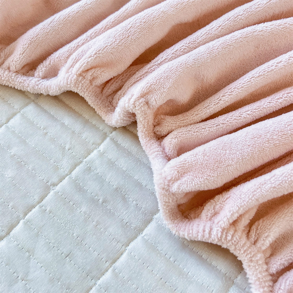 91家纺网 家纺一手货源 找家纺 曼町家居 2025新款秋冬加厚牛奶绒防滑单床笠系列 尤米-蜜桃粉