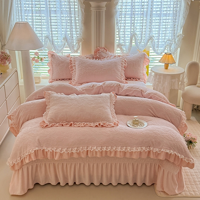 91家纺网 家纺一手货源 找家纺 绒棉世家 2025秋冬新款法式韩版花边款加厚牛奶绒双面宝宝绒四件套 秘密花园-粉