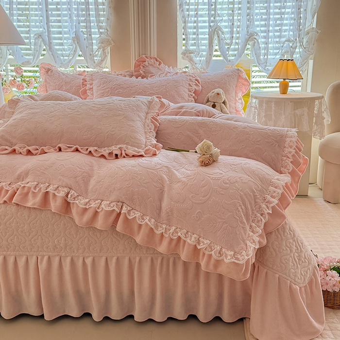 91家纺网 家纺一手货源 找家纺 绒棉世家 2025秋冬新款法式韩版花边款加厚牛奶绒双面宝宝绒四件套 秘密花园-粉