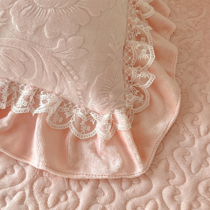 91家纺网 家纺一手货源 找家纺 绒棉世家 2025秋冬新款法式韩版花边款加厚牛奶绒双面宝宝绒四件套 秘密花园-粉