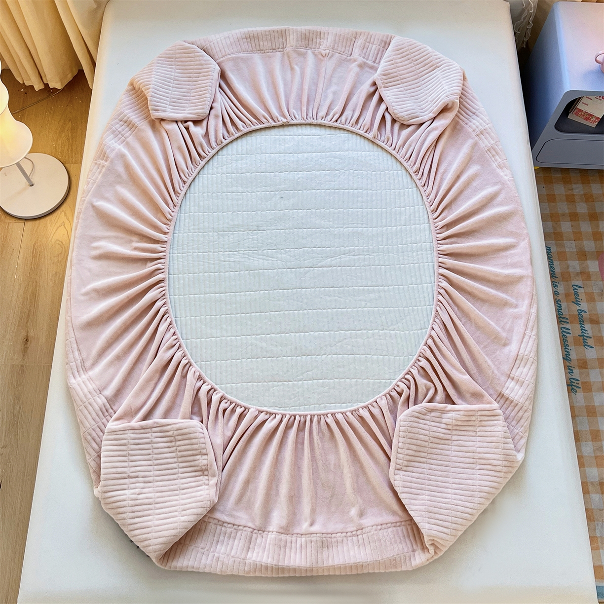 91家纺网 家纺一手货源 找家纺 曼町家居 2025新款秋冬加厚牛奶绒防滑单床笠系列 尤米-蜜桃粉