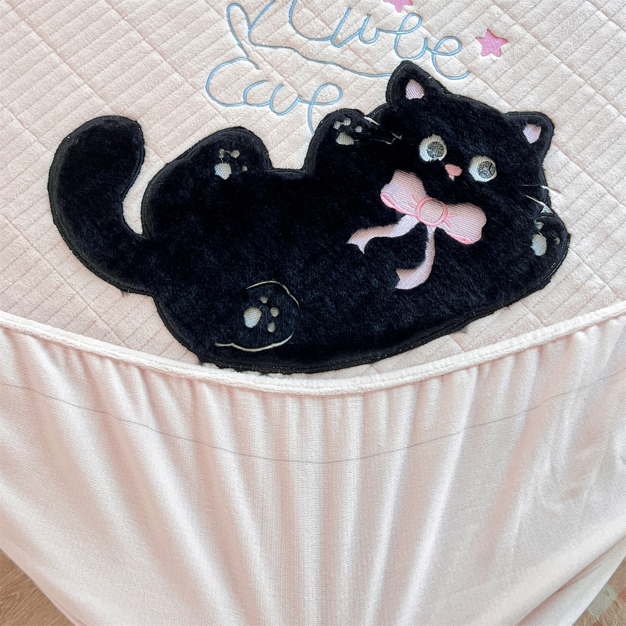 91家纺网 家纺一手货源 找家纺 曼町家居 2025新款秋冬加厚牛奶绒防滑单床笠系列 尤米-蜜桃粉