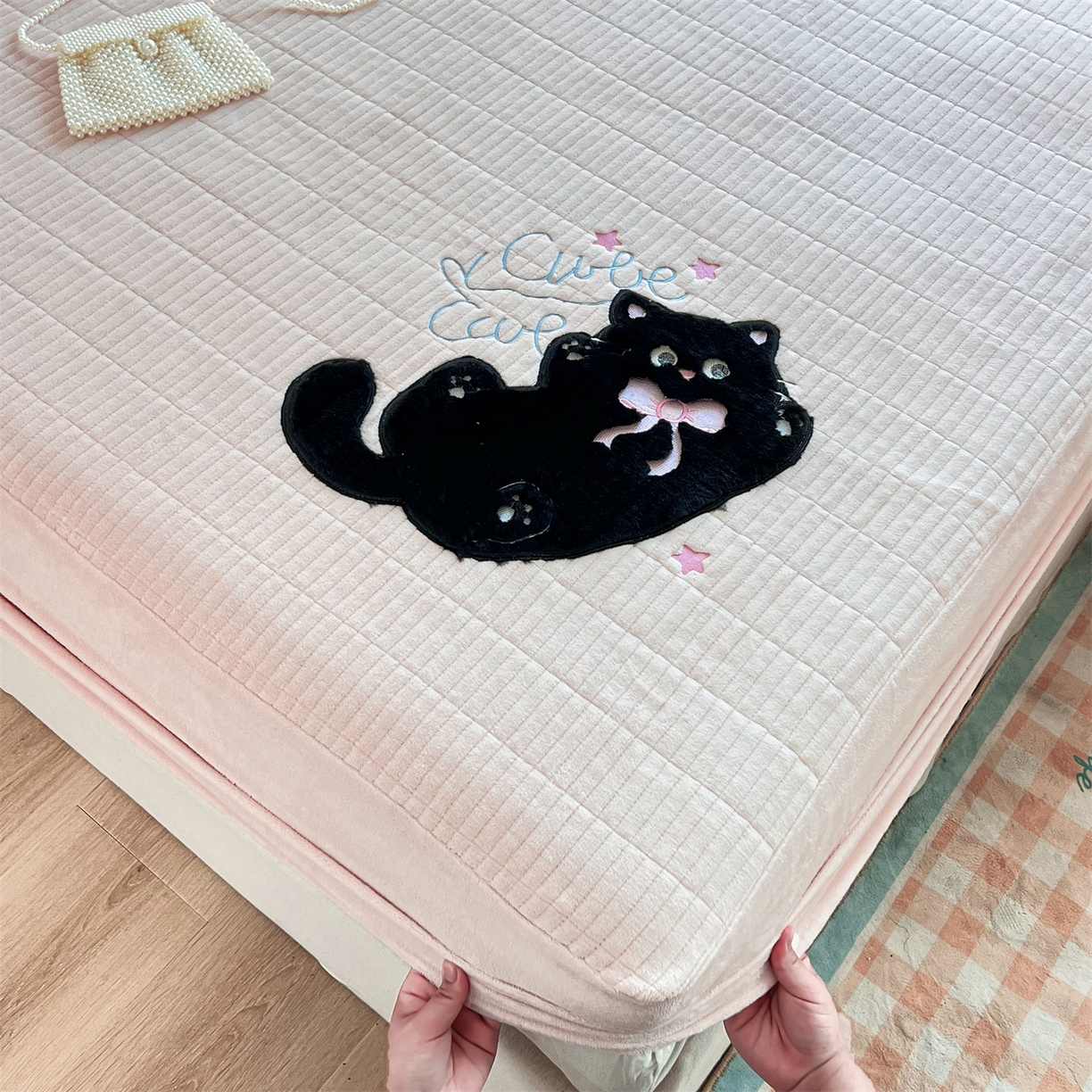 91家纺网 家纺一手货源 找家纺 曼町家居 2025新款秋冬加厚牛奶绒防滑单床笠系列 尤米-蜜桃粉