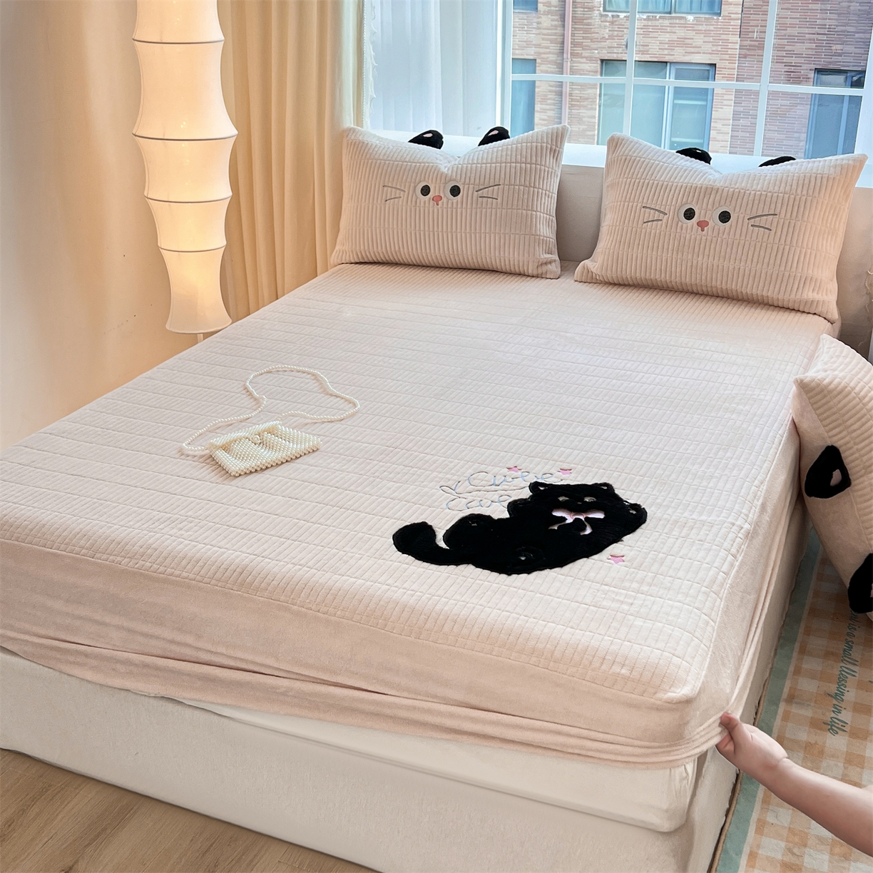 91家纺网 家纺一手货源 找家纺 曼町家居 2025新款秋冬加厚牛奶绒防滑单床笠系列 尤米-蜜桃粉